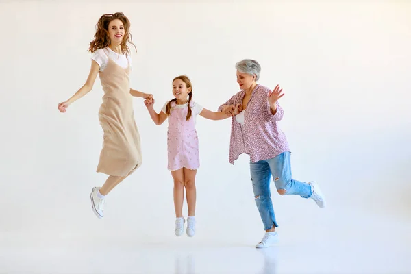 Famille trois générations grand-mère, mère et enfant dansant , — Photo