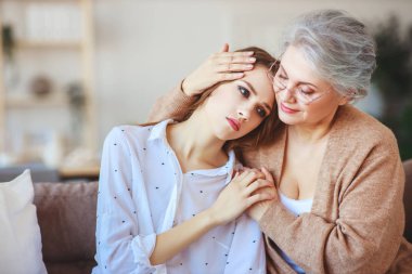 mutlu aile iki kuşak eski anne ve yetişkin kızı
