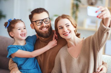 . mutlu aile anne baba ve çocuk selfie 'ler almak, ta