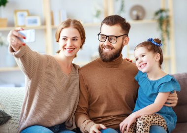 . mutlu aile anne baba ve çocuk selfie 'ler almak, ta