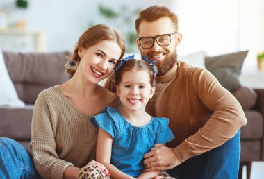 mutlu aile anne baba ve çocuk kız evde gülüyor