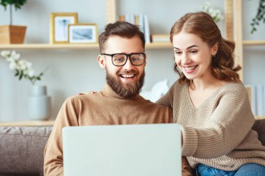mutlu çift evde dizüstü bilgisayar ile  