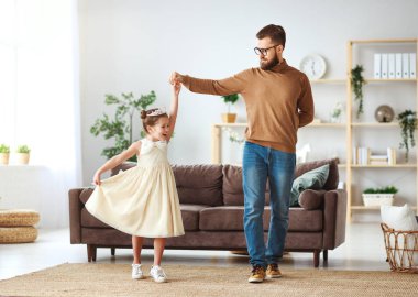 Mutlu baba günü! Aile Baba ve çocuk kızı Prenses Danci