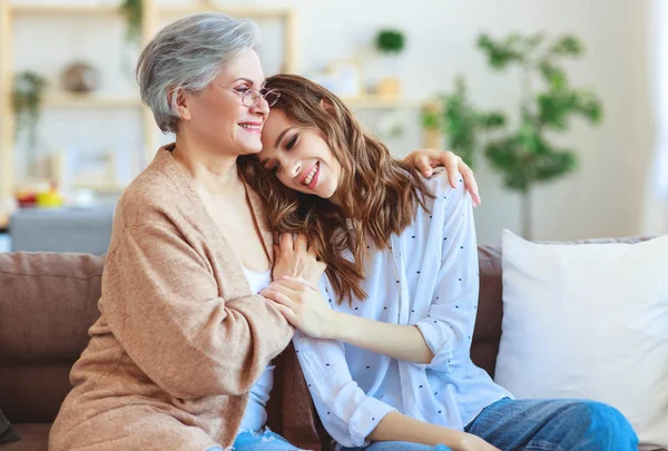 Familia feliz dos generaciones vieja madre y adulto daughte —  Fotos de Stock