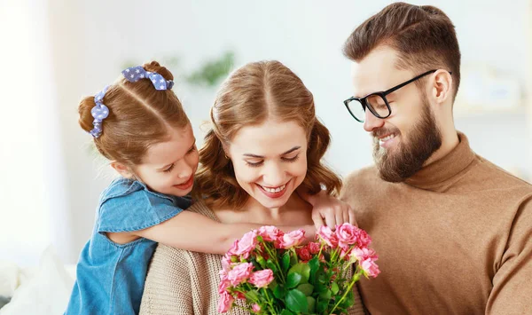 ¡Feliz día de la madre! padre e hijo felicitar a la madre en holi — Foto de Stock