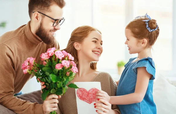 Happy mother's day! Ojciec i dziecko pogratulować matki na holi — Zdjęcie stockowe