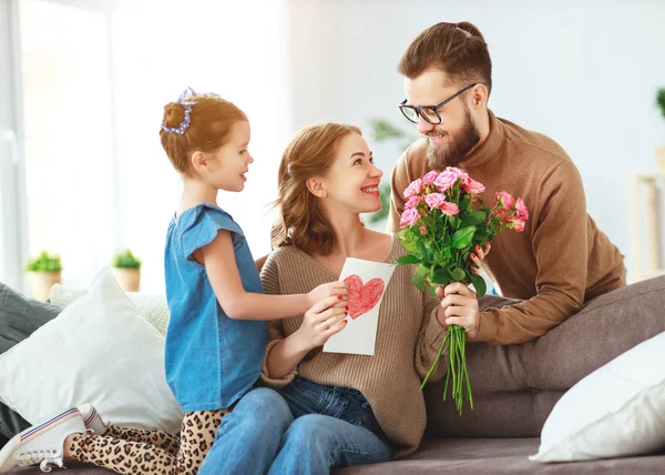 Gelukkige moederdag! vader en kind feliciteer moeder op holi — Stockfoto