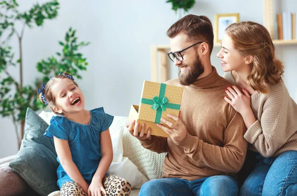 Happy father's day! family mom and daughter congratulate dad and — Stock Photo, Image