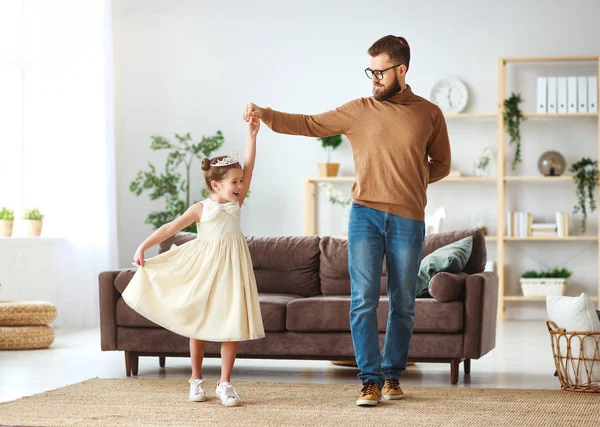 Joyeuse fête des pères ! famille papa et enfant fille princesse danseuse — Photo