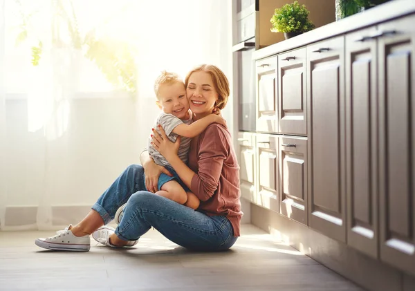 Glückliche Familienmutter und Sohn umarmen sich — Stockfoto