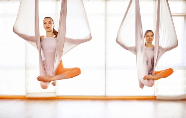 Kelompok orang terlibat dalam kelas yoga Aero di hammocks anti — Stok Foto