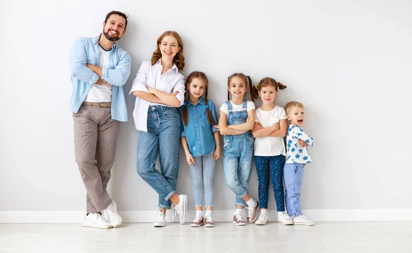 Familia grande madre padre e hijos hijos hijos e hijas en wh — Foto de Stock