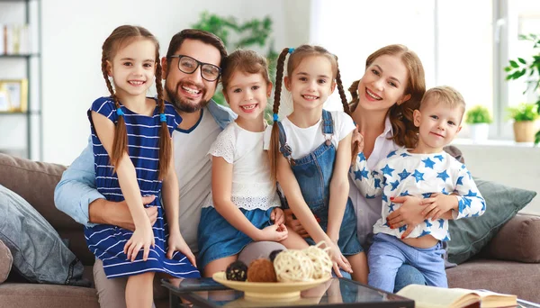 Felice grande famiglia madre padre e figli a hom — Foto Stock