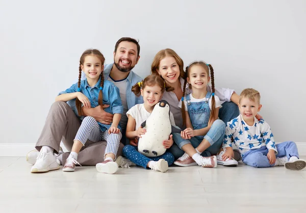 Grote familie moeder vader en kinderen zonen en dochters op wh — Stockfoto