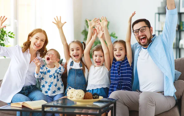 Büyük mutlu aile anne baba ve çocuk evde — Stok fotoğraf