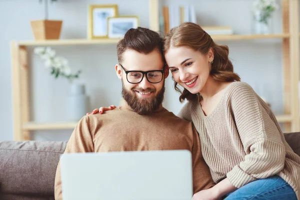 Lyckliga par med bärbar dator hemma — Stockfoto