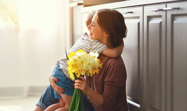Gelukkige mother's Day! kind zoon geeft flowersfor moeder op Holida — Stockfoto