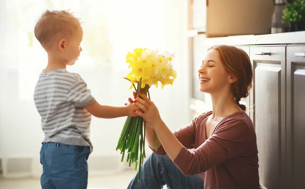 Gelukkige mother's Day! kind zoon geeft flowersfor moeder op Holida — Stockfoto