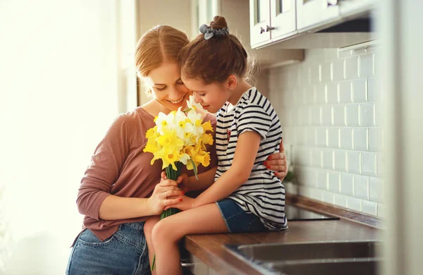 Щасливий день матері! дитяча дочка дає мамі букет з ф — стокове фото
