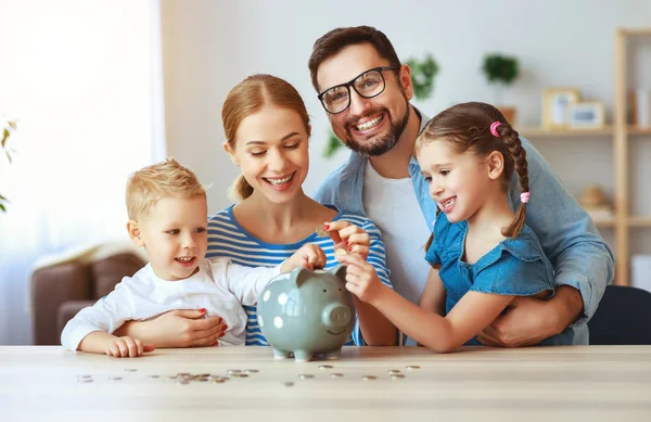 财政计划家庭母亲父亲和孩子与猪 — 图库照片