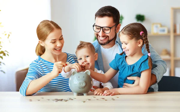 Planificación financiera familia madre padre e hijos con cerdo — Foto de Stock