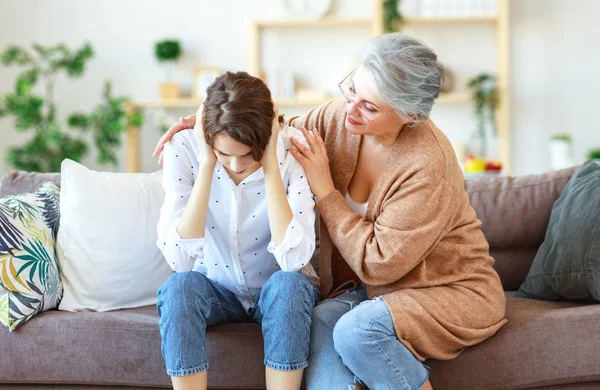 Conflitto di famiglia madre di due generazioni e figlia adulta — Foto Stock