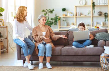 Internet üzerinde llaptop ile çocuk, Internet bağımlılığı, ebeveynler