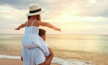 Babalar günü. Birlikte oynayan açık havada o kızı baba ve çocuk