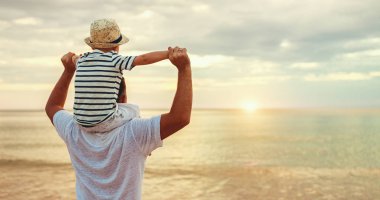 Babalar günü. Birlikte açık havada bir su üzerinde oynama baba ve bebek evlat