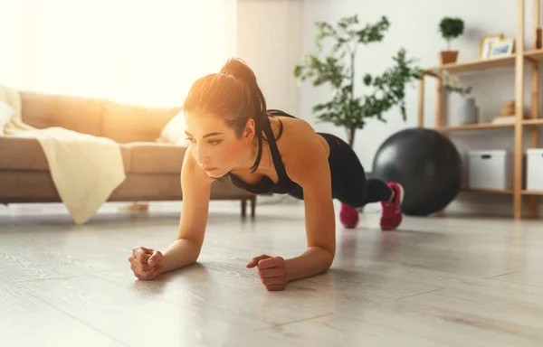 Mujer joven haciendo ejercicio y deportes en casa — Foto de Stock