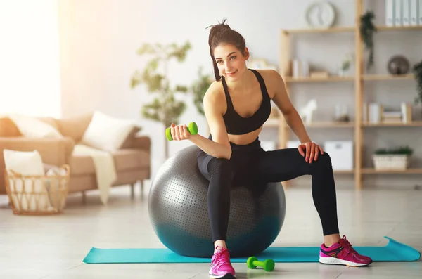 Mujer joven haciendo ejercicio y deportes en casa — Foto de Stock