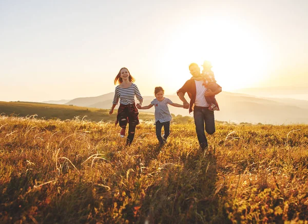 Famiglia felice: madre, padre, figli figlio e figlia al tramonto — Foto Stock