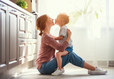 mutlu aile anne ve çocuk oğlu sarılma