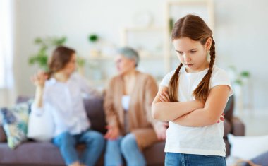 aile çatışması üç nesil kızgın anne ve büyükbaba