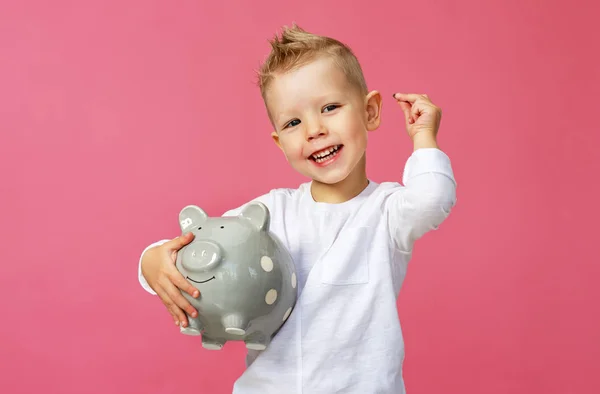 Фінансова концепція дитячих кишенькових грошей. дитячий хлопчик зі свинкою — стокове фото