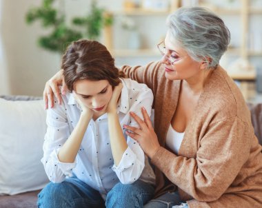 mutlu aile iki kuşak eski anne ve yetişkin kızı