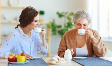 mutlu aile iki kuşak eski anne ve yetişkin daughte