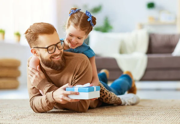 Día del Padre. Feliz familia hija abrazando papá y reír — Foto de Stock