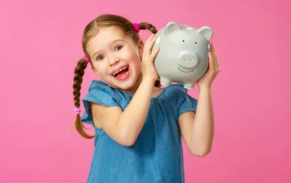 Concepto financiero del dinero de bolsillo de los niños. niña con pi —  Fotos de Stock