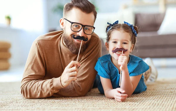 아버지의 날. 콧수염을 가진 행복한 재미 가족 딸과 아빠 — 스톡 사진
