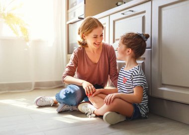 aile anne ve çocuk kızı mutfak üzerinde floo sarılma