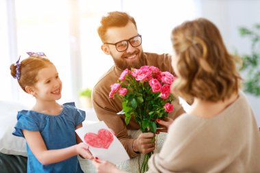 mutlu anneler günü! Baba ve çocuk annesi holi tebrik