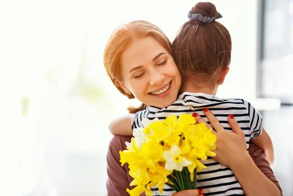 Gelukkige moederdag! kind dochter geeft moeder een boeket van f — Stockfoto