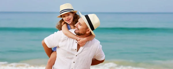 Familia feliz en la playa. padre e hija hija abrazo en se —  Fotos de Stock