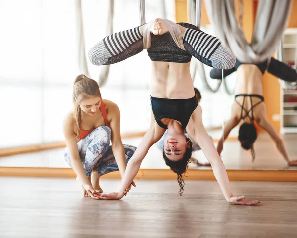 Gruppo di persone impegnate in una classe di yoga Aero in amache anti — Foto Stock