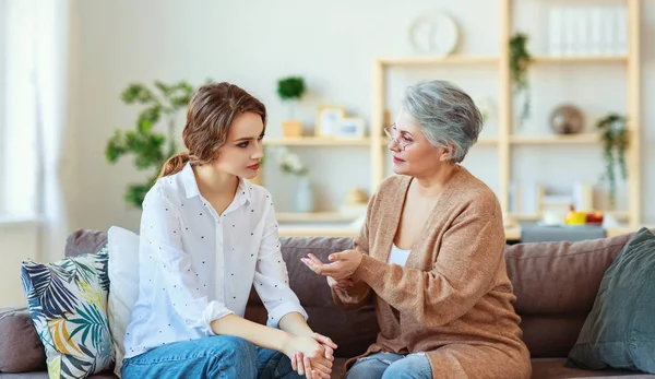 Conflict van familie twee generaties oude moeder en volwassen dochter — Stockfoto