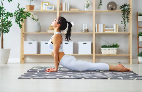 Mujer haciendo yoga, meditando en posición de Loto en casa — Foto de Stock