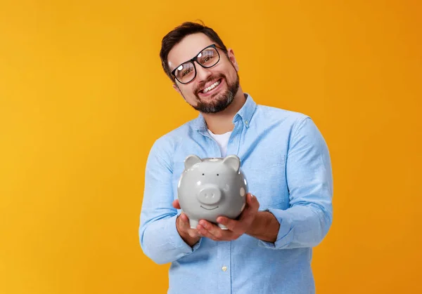 Finanzierungs- und Geschäftskonzept. Mann mit Sparschwein auf Yello — Stockfoto