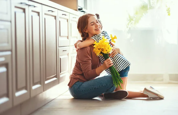 Happy Den matek! dítě dcera dává matce kytici f — Stock fotografie