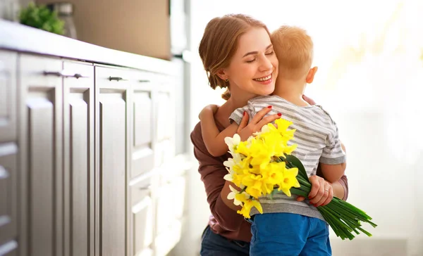 Gelukkige mother's Day! kind zoon geeft flowersfor moeder op Holida — Stockfoto